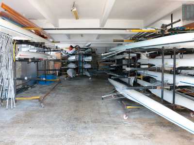� munito di una rimessa dove � custodita un'antica canoa in legno di cedro (in alto a sinistra)